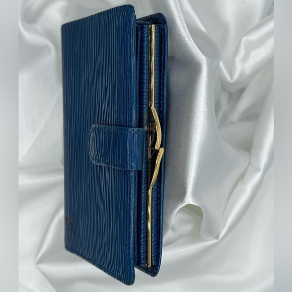 LOUIS VUITTON Myrtille Toledo Blue Epi
Leather Wallet *Discontinued* - Picture 2 of 6